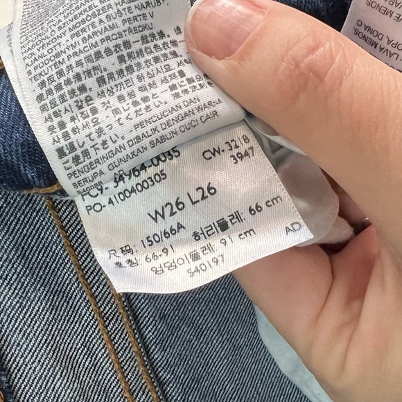 Levi’s Wedgie Straight Jeans in Medium Wash - Picture 16 of 16